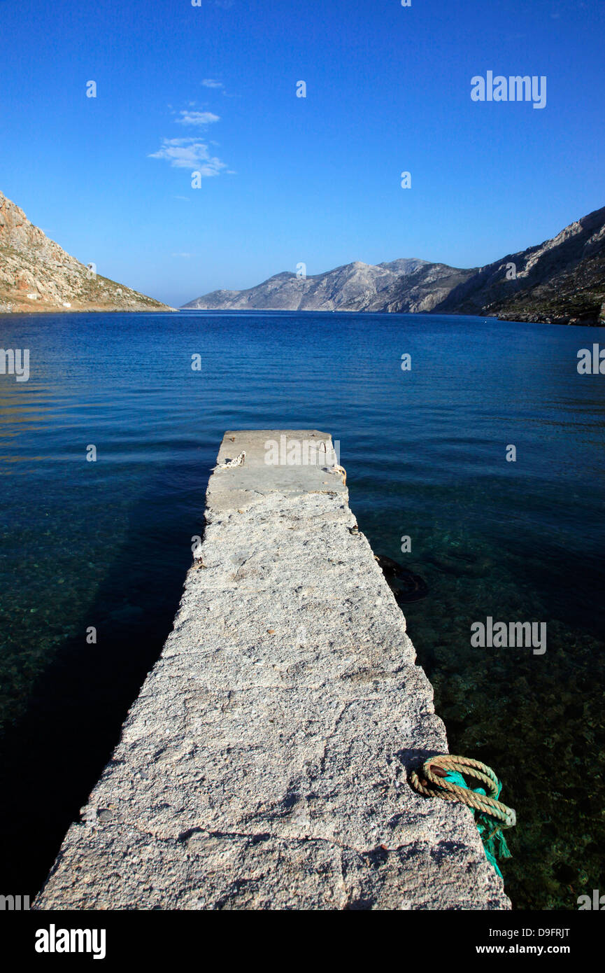Jetée sur la plage et à distance de la côte nord de l'île de Kalymnos, Dodécanèse, îles grecques, Grèce Banque D'Images