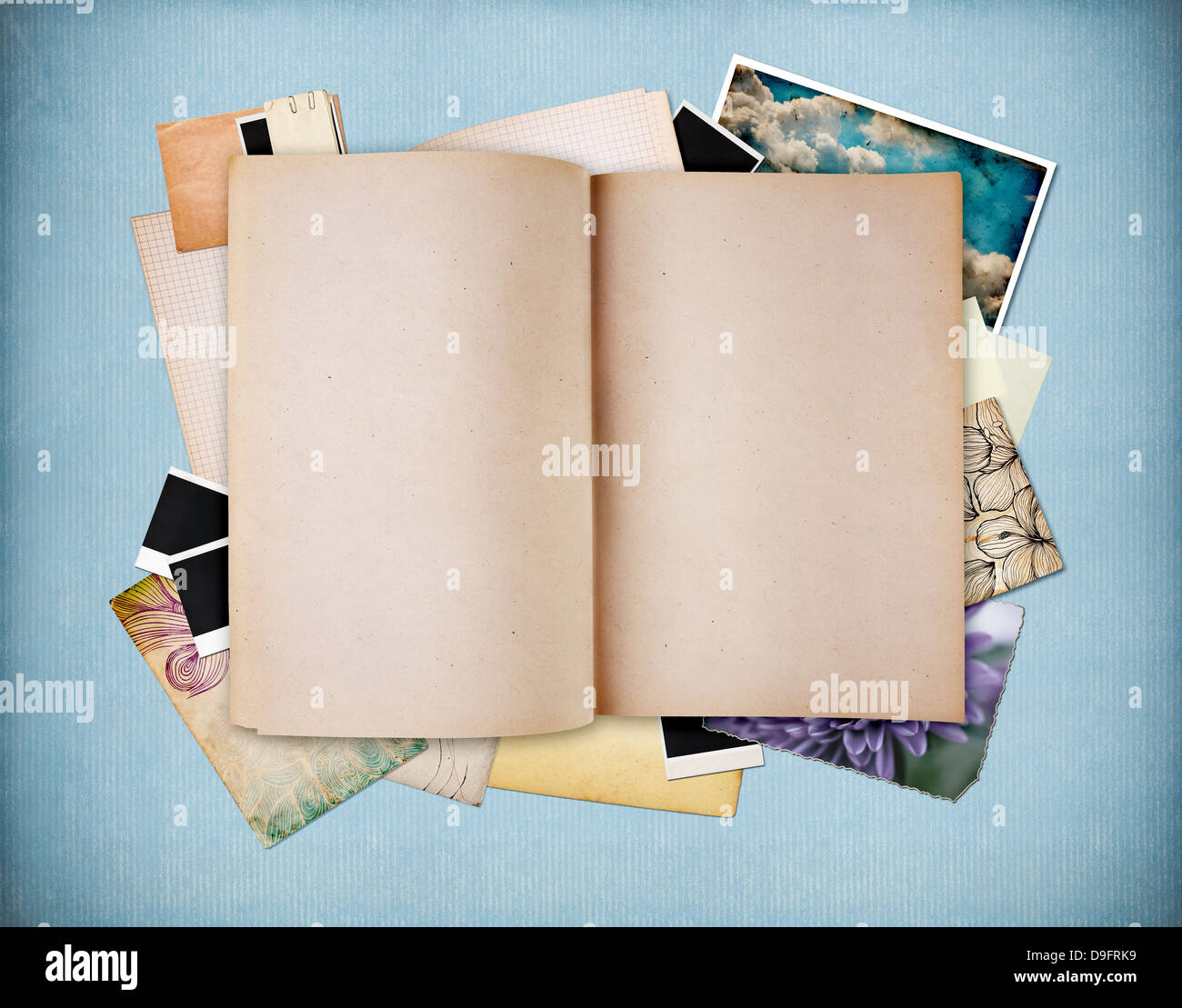 Ancien ordinateur portable blanc texturé sur papier scrapbooking vintage bleu avec des éléments Banque D'Images