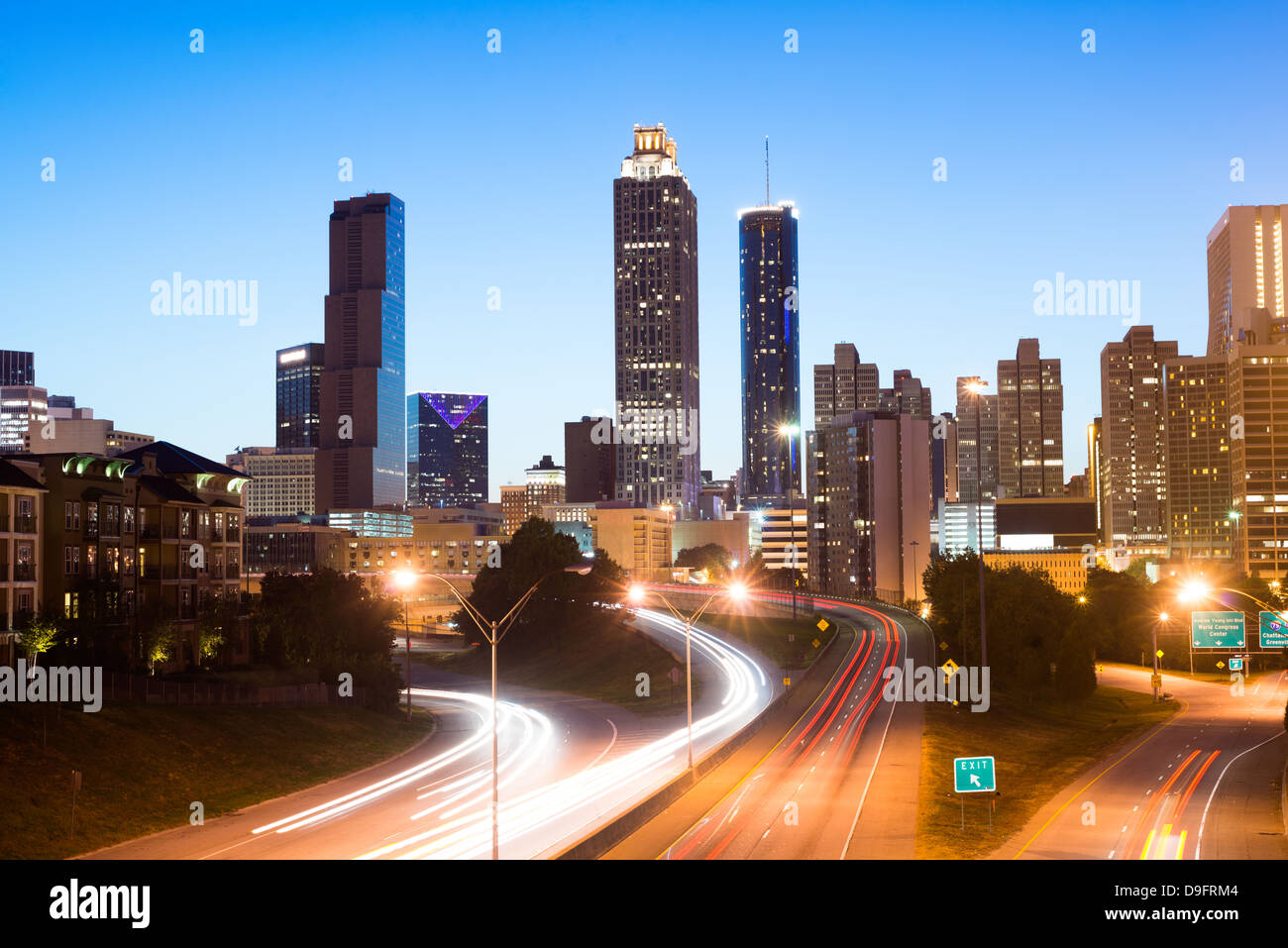 Atlanta Skyline at Night avec le trafic. Banque D'Images