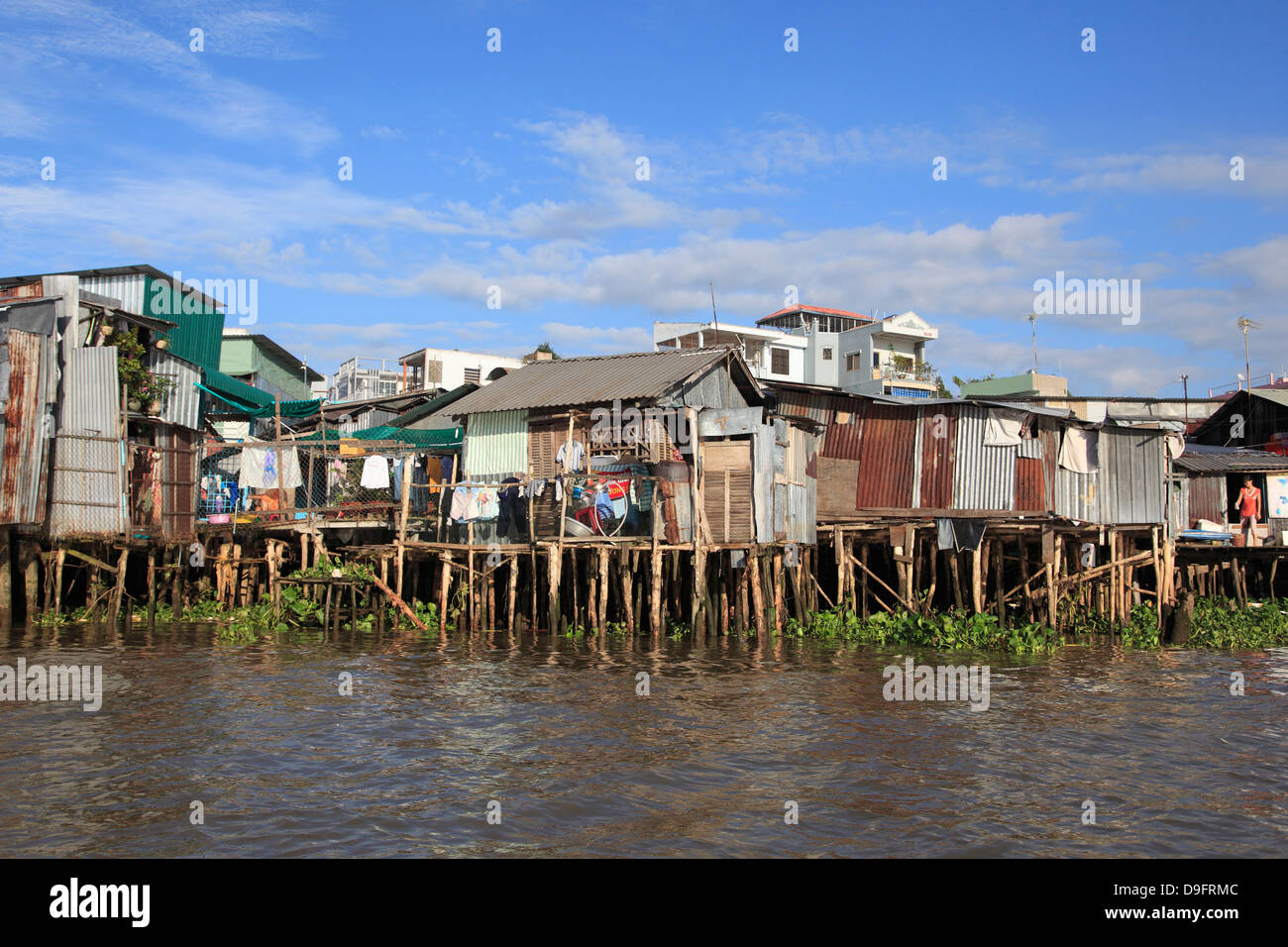 Des maisons sur pilotis au bord de l'eau, Can Tho, Delta du Mékong, Mékong, Province de Can Tho, Vietnam, Indochine, Asie du sud-est Banque D'Images