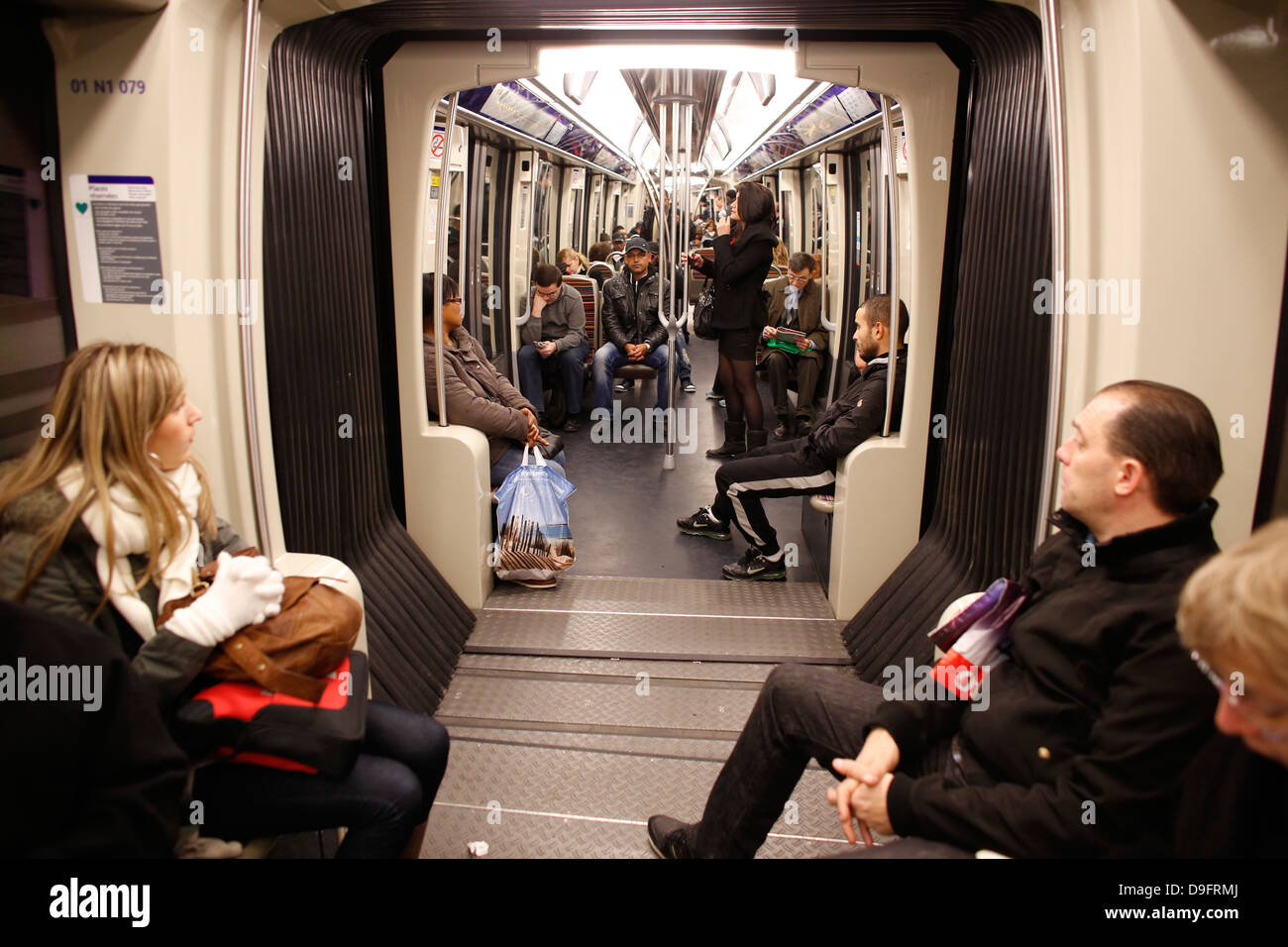 Les passagers sur le métro de Paris, Paris, France Banque D'Images