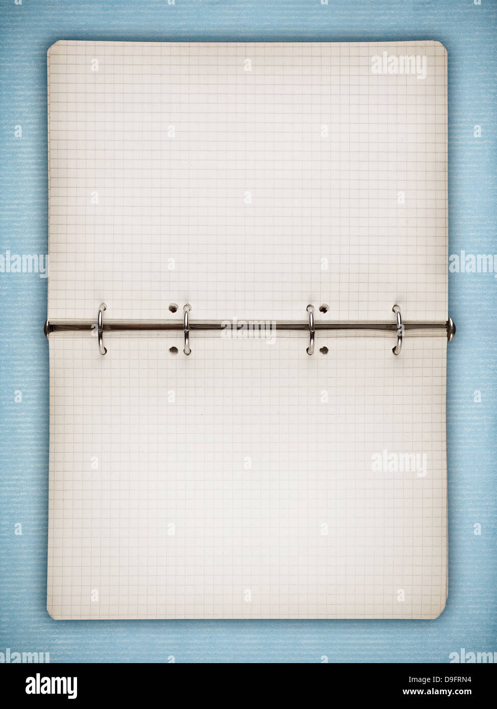 Ordinateur portable ouvert en blanc sur bleu vintage paper Banque D'Images