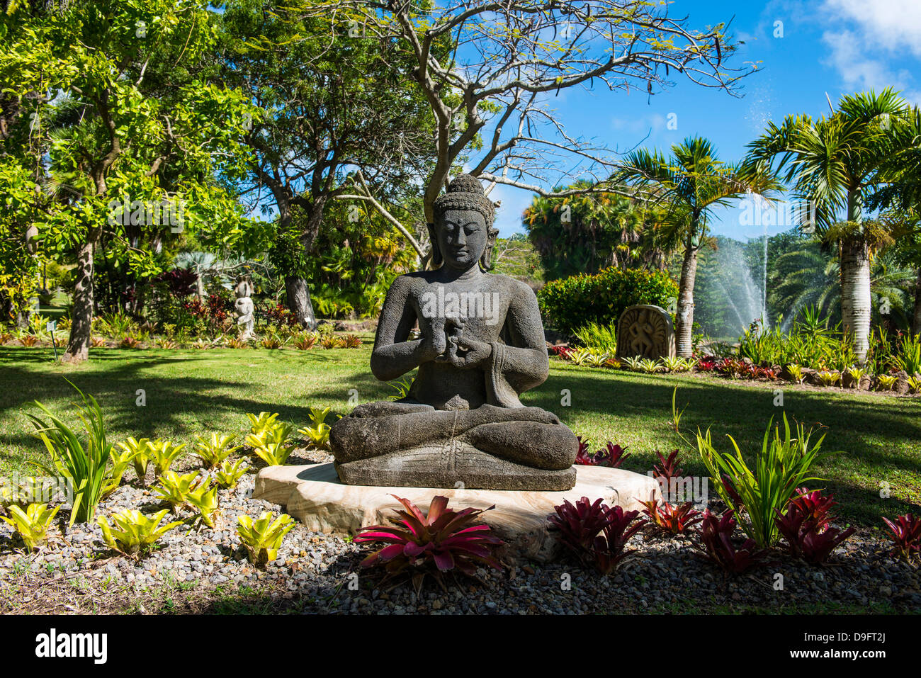 Statues bouddhiques dans le jardin botanique à l'île de Nevis, Saint Kitts et Nevis, Caraïbes Banque D'Images