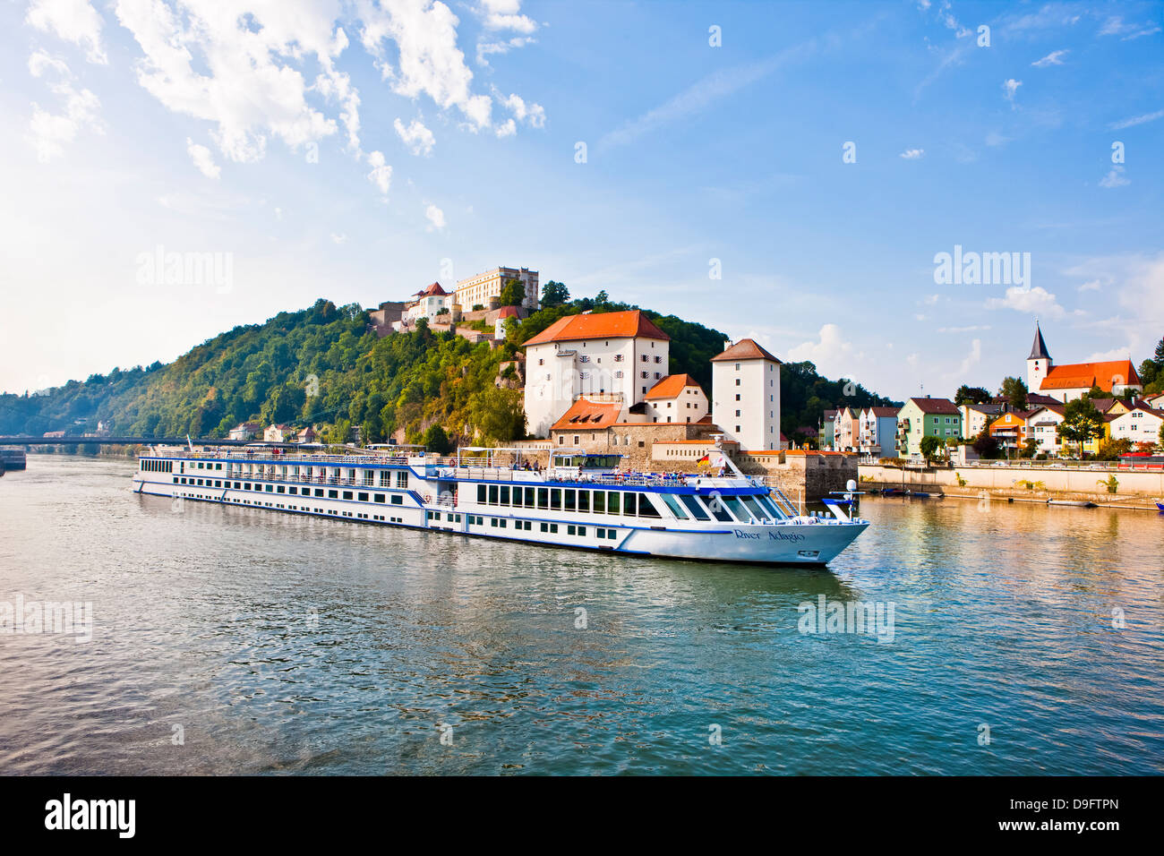 Passage des bateaux de croisière sur le Danube, Passau, Bavière, Allemagne Banque D'Images