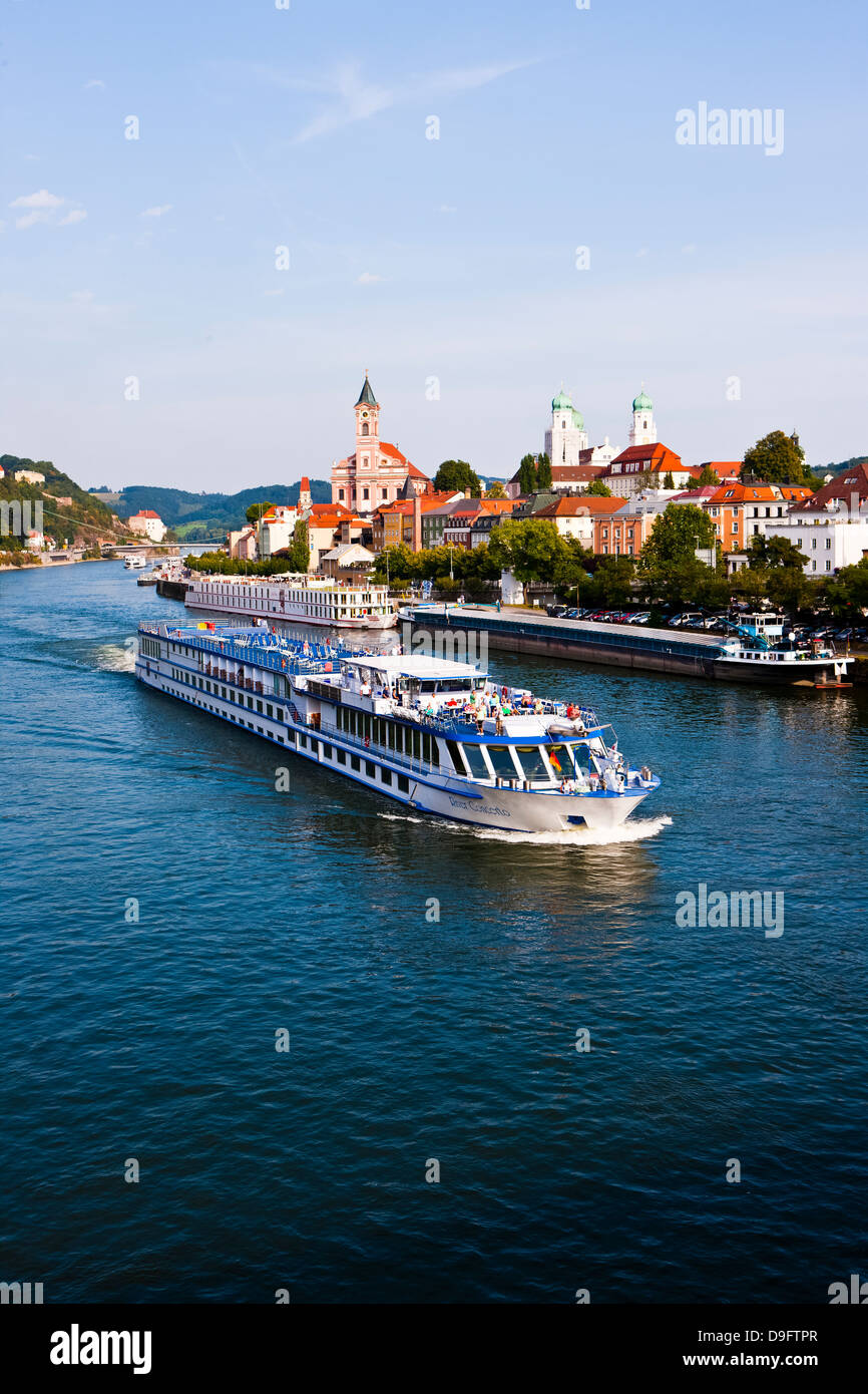 Passage des bateaux de croisière sur le Danube, Passau, Bavière, Allemagne Banque D'Images