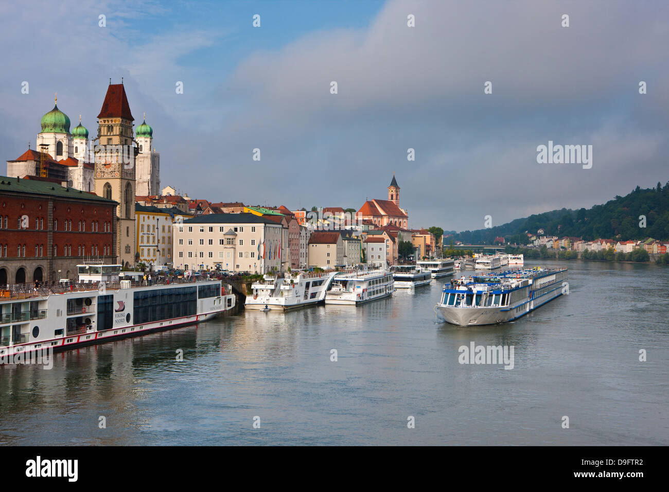 Passage des bateaux de croisière sur le Danube, Passau, Bavière, Allemagne Banque D'Images