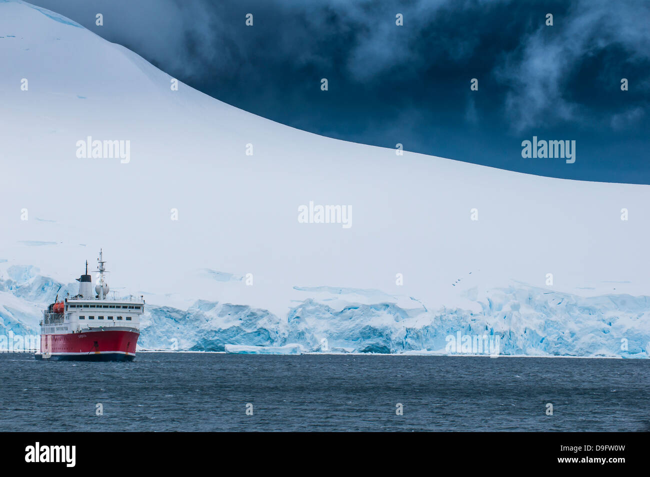 Bateau de croisière dans les glaciers et icebergs, Port Lockroy research station, l'Antarctique, régions polaires Banque D'Images