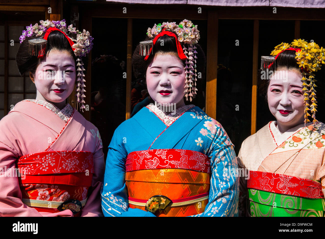 Habillé traditionnellement Geishas dans le vieux quartier de Kyoto, Japon Banque D'Images