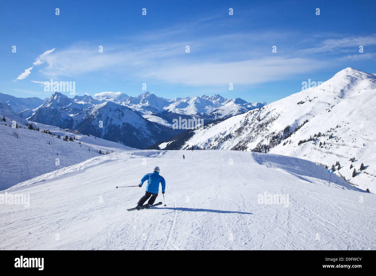 Skieurs sur piste bleue Levasset en hiver soleil, Champagny, La Plagne, Alpes, France Banque D'Images