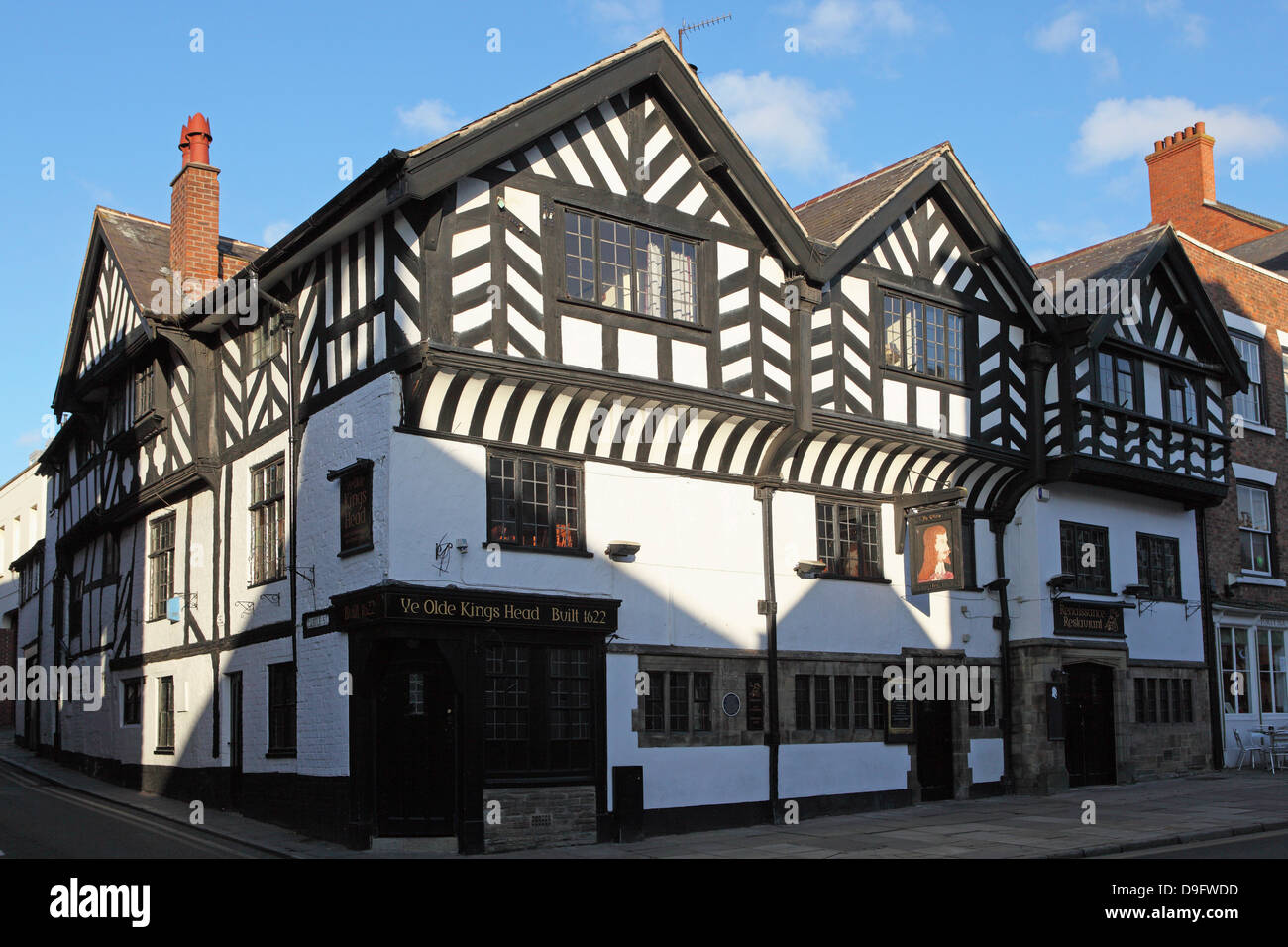 L'Olde King's Head, un pub britannique, datant du 17ème siècle, à Chester, Cheshire, Angleterre, RU Banque D'Images