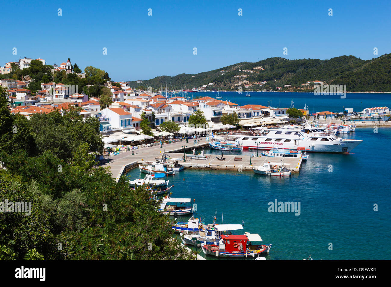 Port, la ville de Skiathos, l'île de Skiathos, Sporades, îles grecques, Grèce Banque D'Images