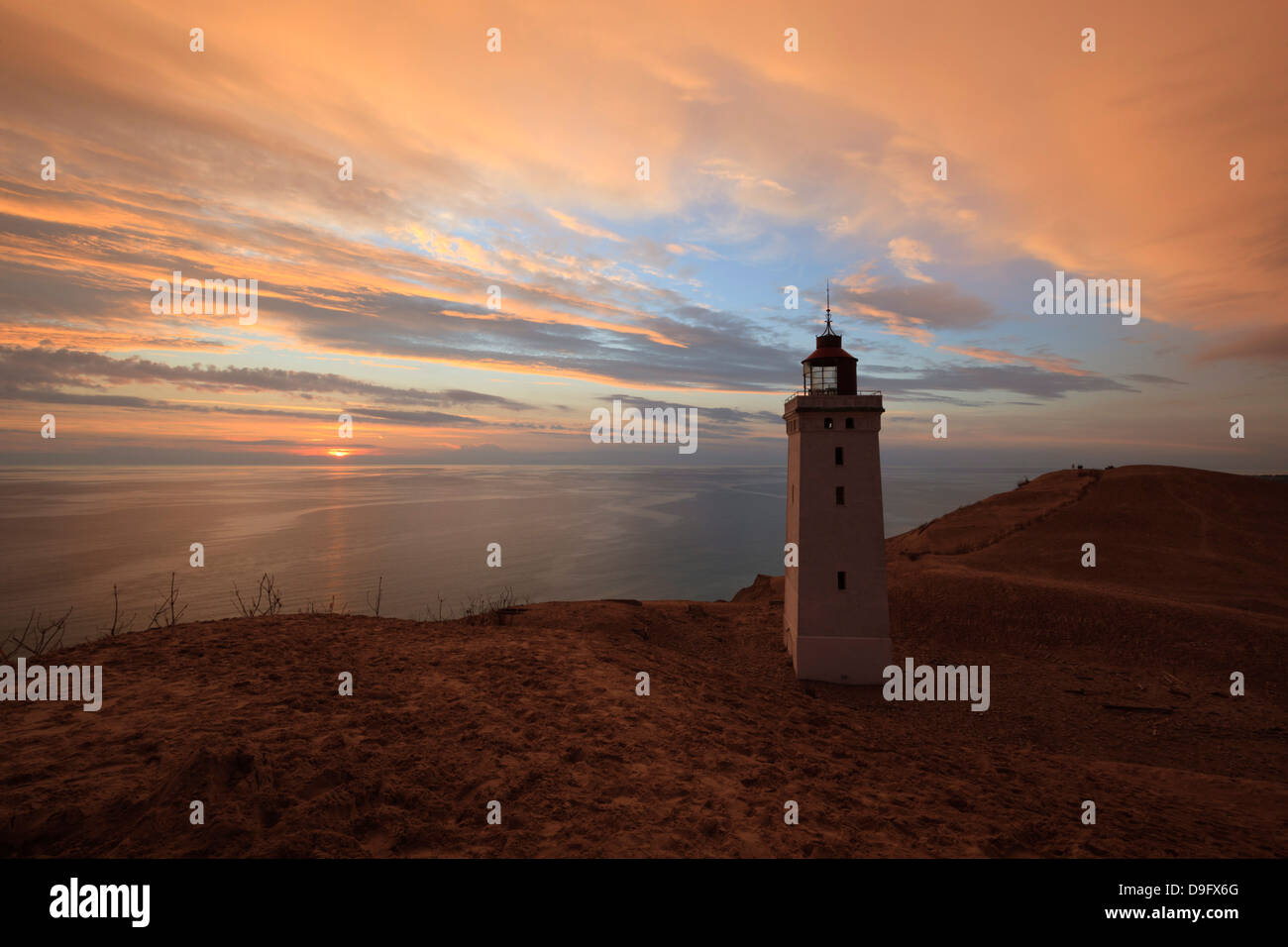 Rubjerg Knude Fyr (phare) enterré par le sable au coucher du soleil, la dérive Lokken, Jutland, Danemark, Scandinavie Banque D'Images