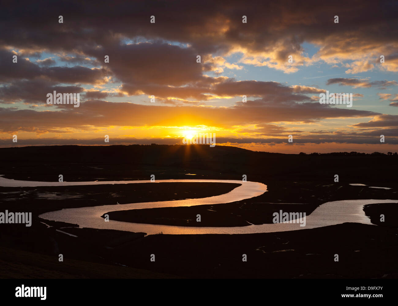 Cuckmere rivière serpente au coucher du soleil, près de Seaford, Parc National des South Downs, East Sussex, England, UK Banque D'Images
