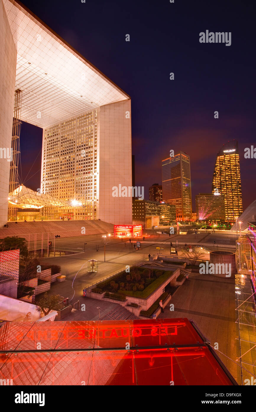 Des tours d'immeubles de bureaux et La Grande Arche de La Défense dans le salon la nuit, Paris, France Banque D'Images