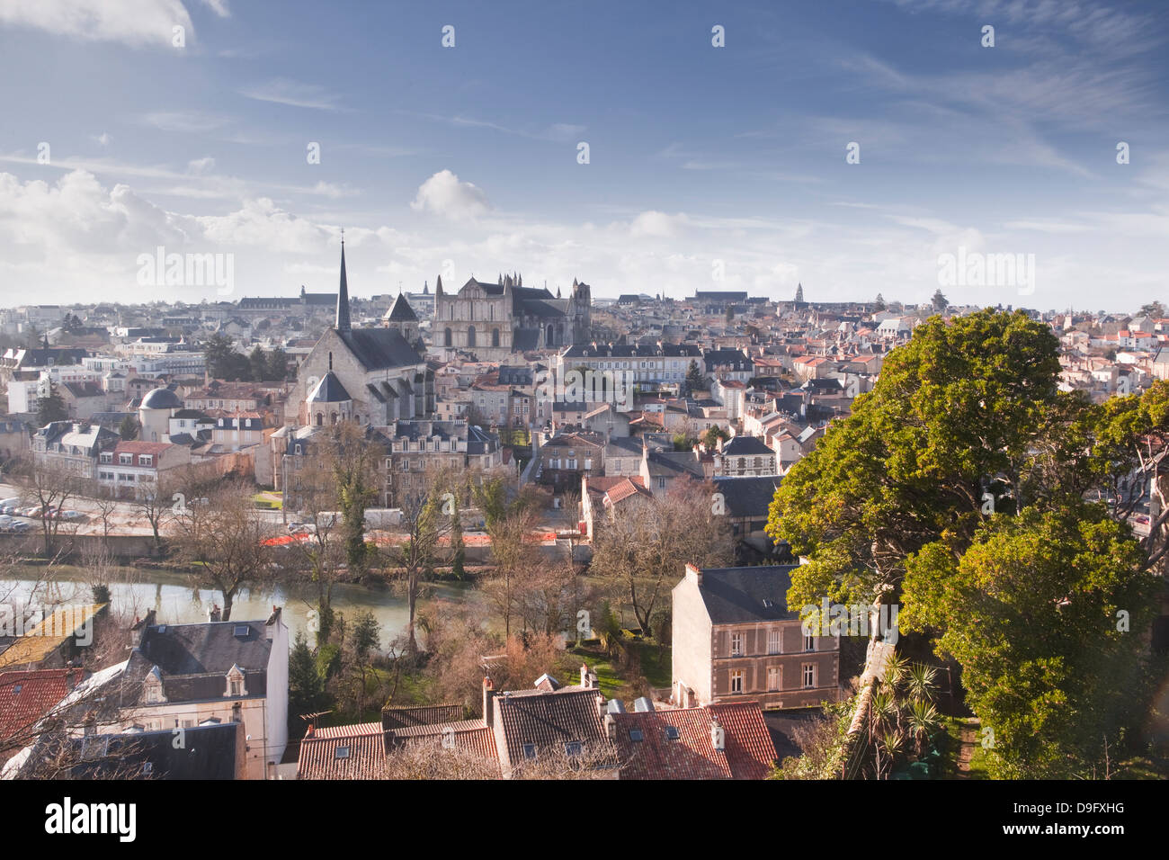 Vue de la ville de Poitiers avec la cathédrale visible en haut de la colline, Poitiers, Vienne, Poitou-Charentes, France Banque D'Images