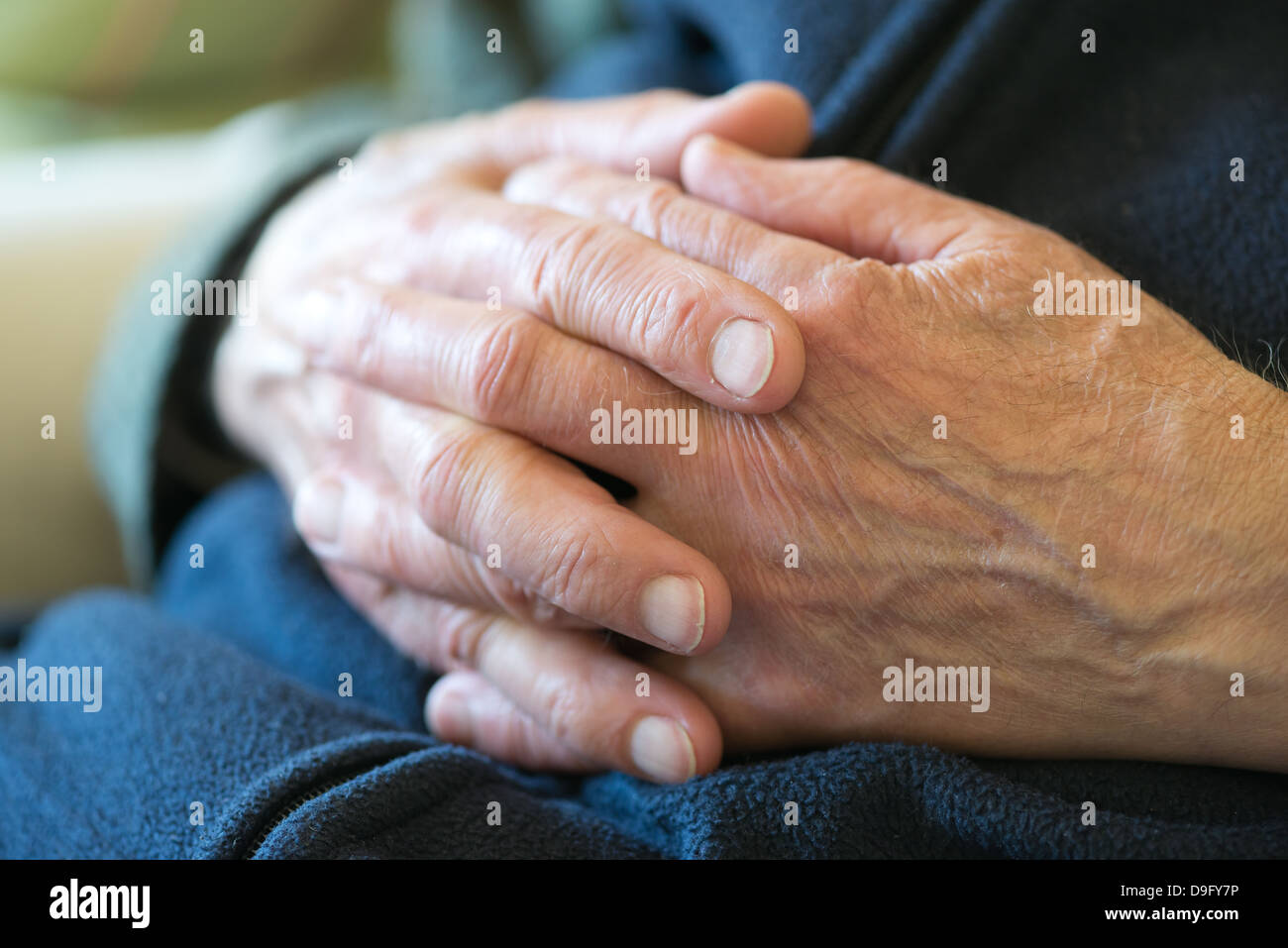Les doigts de mains croisées détendue ancien pensionné s'entrecroisent et  se détendre au chaud posent des souvenirs de la pensée Photo Stock - Alamy