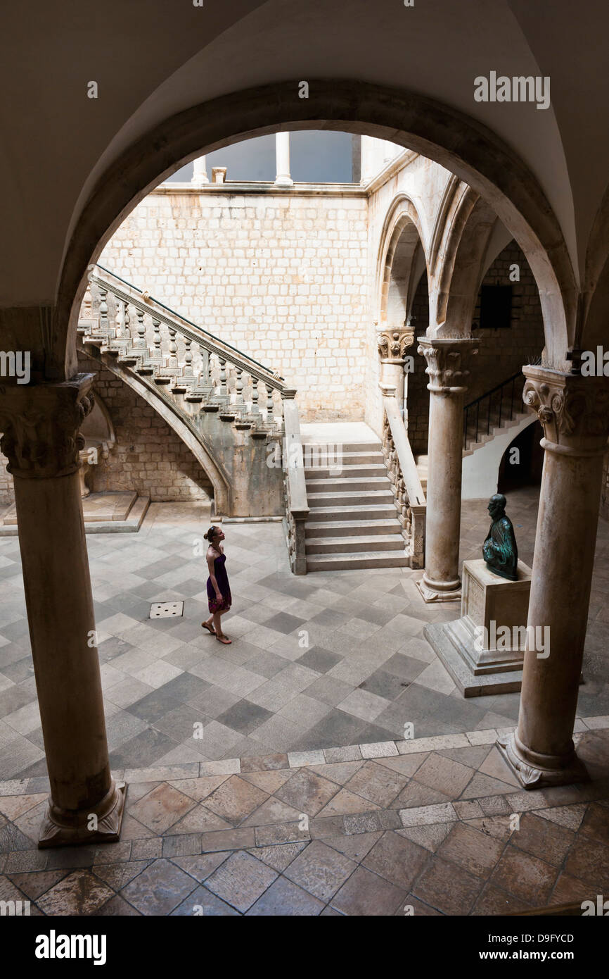 Les touristes à l'intérieur du Palais des recteurs, Dubrovnik, Croatie Banque D'Images