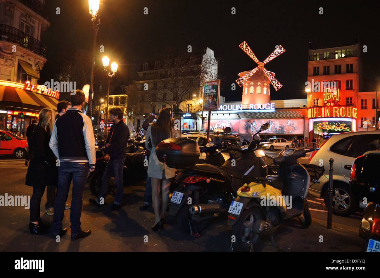 Le Moulin Rouge la nuit, Pigalle, Paris, France - Jan 2012 Banque D'Images