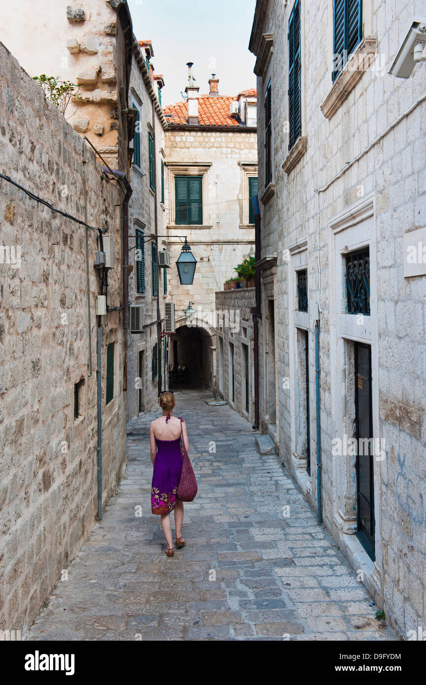 La vieille ville de Dubrovnik, un touriste marchant le long d'une petite rue latérale, Dubrovnik, Croatie Banque D'Images