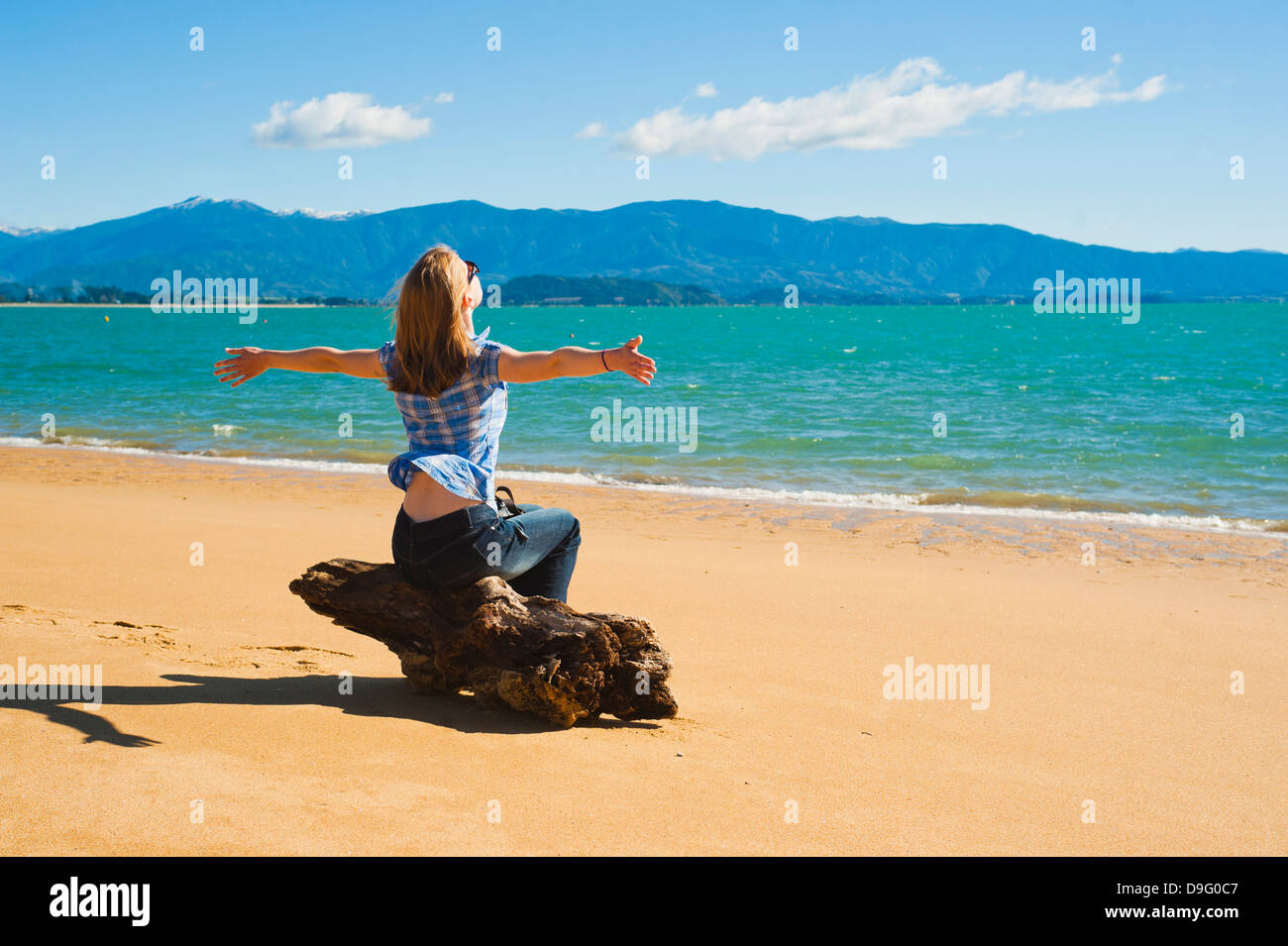 Femme sur la plage à Tata Beach, Golden Bay, région de Tasmanie, île du Sud, Nouvelle-Zélande Banque D'Images