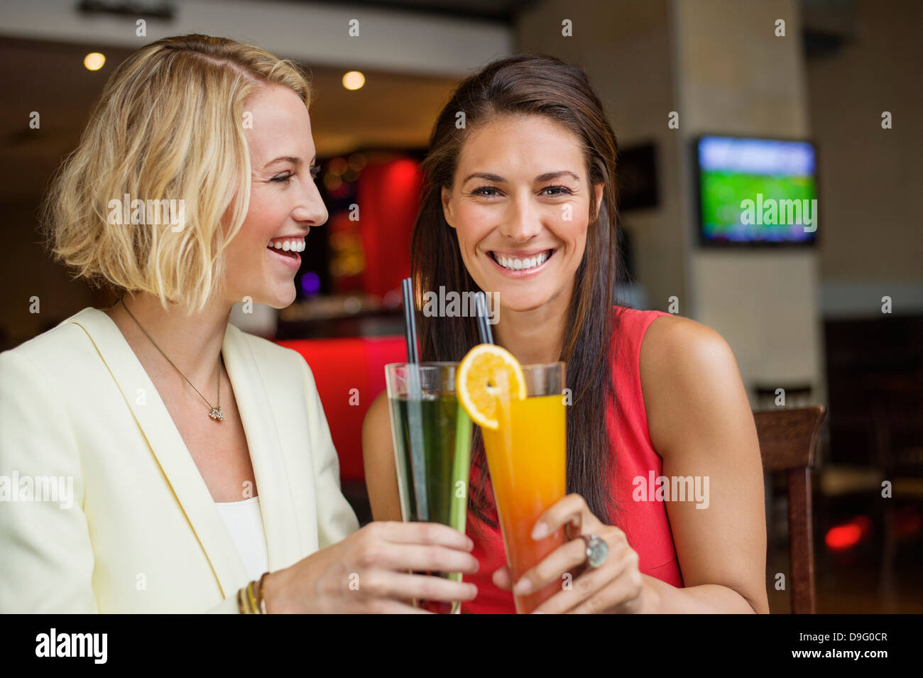 Deux amis de prendre un verre dans un restaurant Banque D'Images