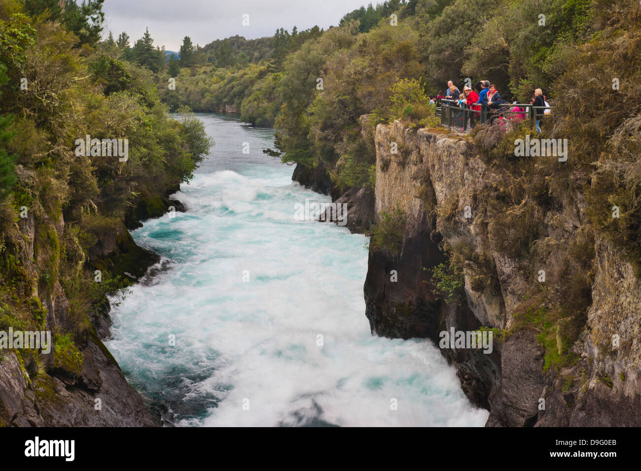 Les touristes visitant les Chutes de Huka, Taupo, île du Nord, de la région de Waikato, Nouvelle-Zélande Banque D'Images