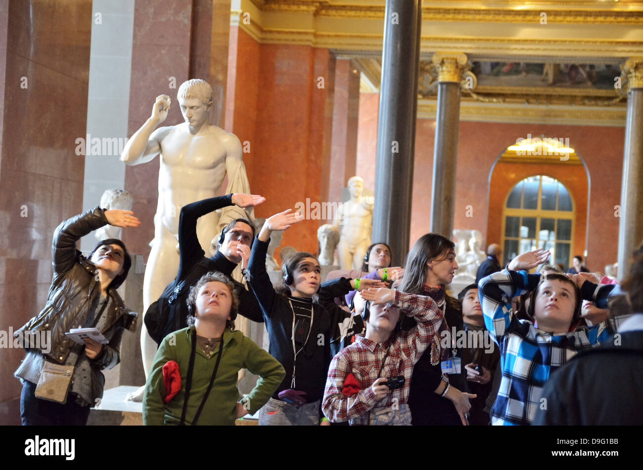 Les enfants au Musée du Louvre à Paris, France - Jan 2012 Banque D'Images