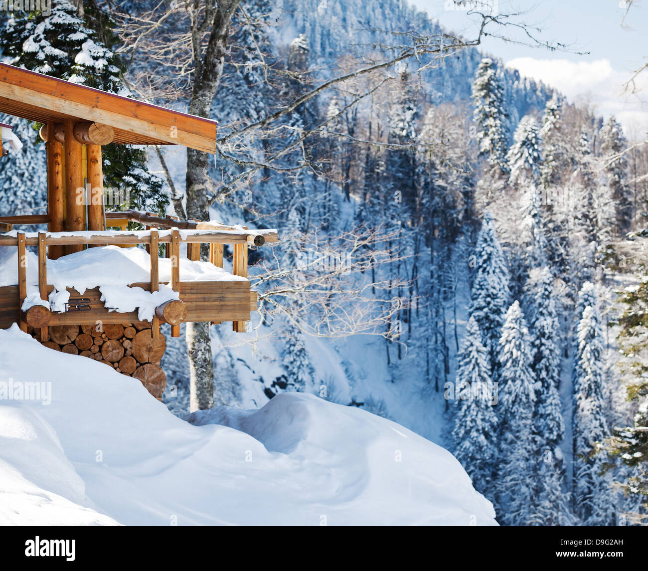 Ski chalet en bois dans la neige, vue sur la montagne Banque D'Images