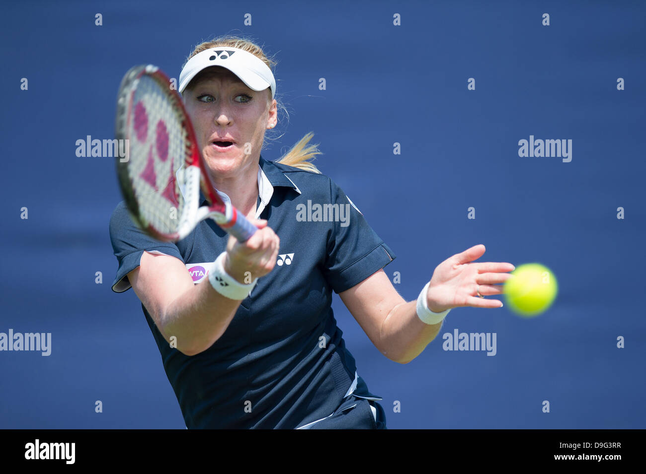 Eastbourne, Royaume-Uni. 19 juin 2013. Aegon International 2013 Eastbourne UK - Jour 5 - mercredi. Elena Baltacha de Grande-bretagne en action de frapper un coup droit à une main dans son match contre Maria Kirlenko de la Russie sur le court 2. Crédit : Mike French/Alamy Live News Banque D'Images