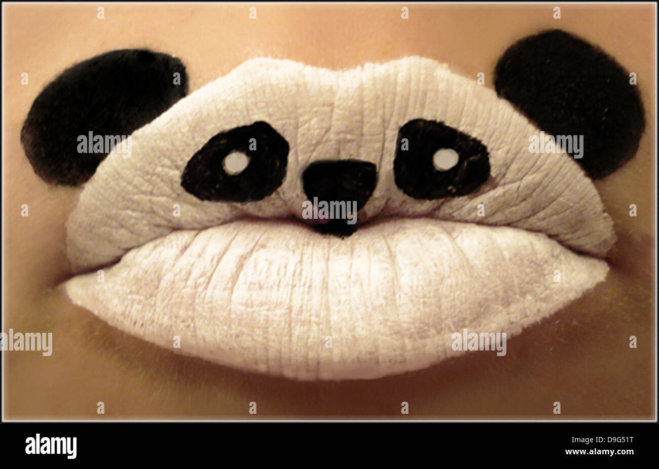Animal Panda rouge à lèvres Artiste Paige Thompson a découvert quelques  vieux Halloween maquillage, plissé devant le miroir et dessins d'animaux  incroyables peint sur ses lèvres. L'athlète de 21 ans, a pris