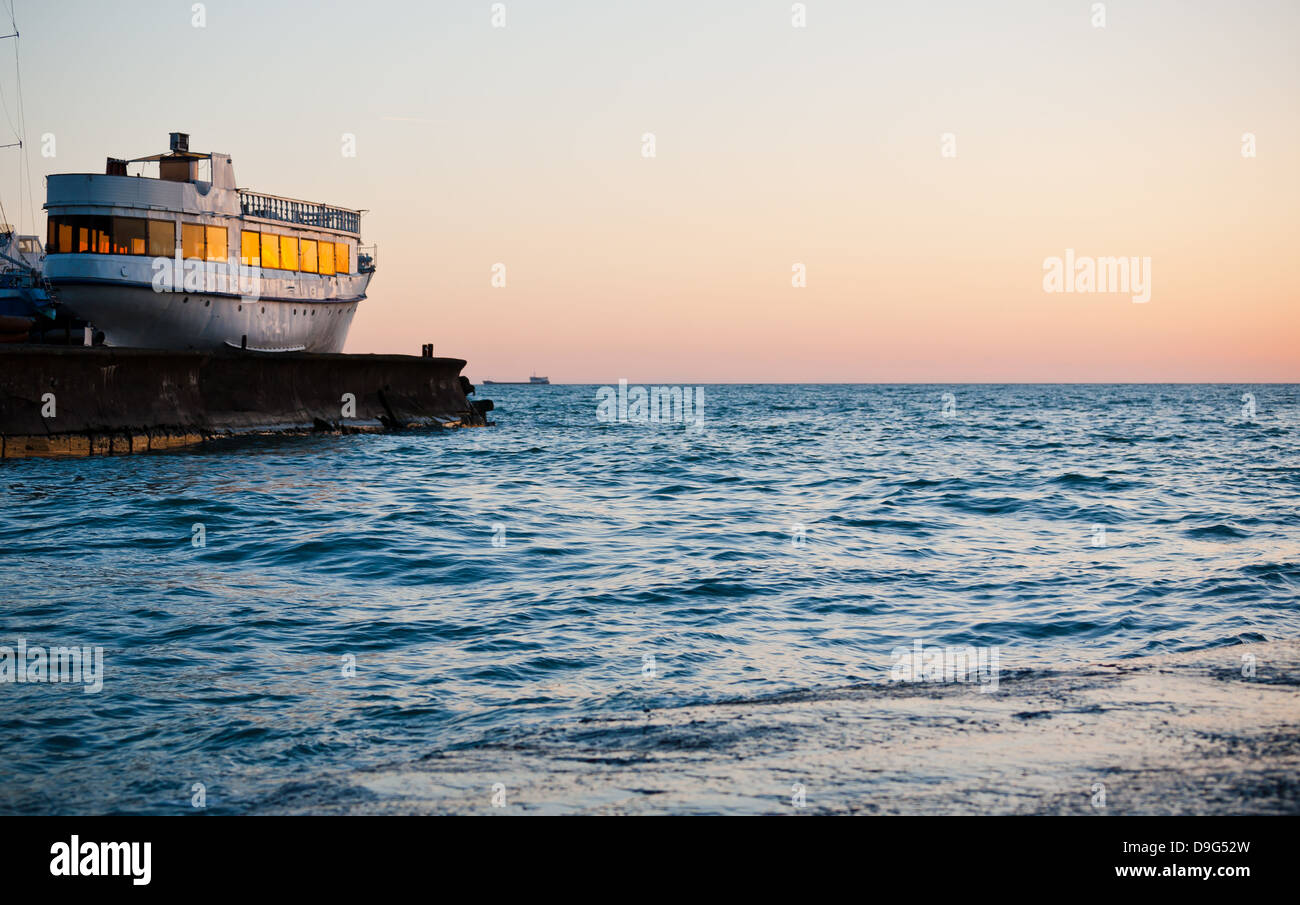Old ship in sunset Banque D'Images