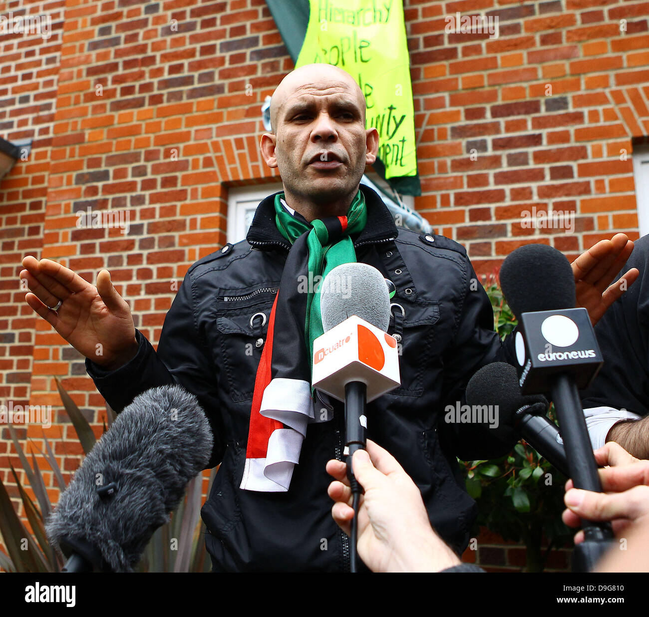 Un porte-parole pour les squatteurs d'un groupe de squatters se sont installés dans la maison de Londres de Saif al-Islam Kadhafi, fils du dirigeant libyen Mouammar Kadhafi. Le groupe ont promis de rester en place jusqu'à la propriété de 10 millions de livres à Hampstead Garden Suburb est remis au peuple libyen Londres, Angleterre - 10.03.11 Banque D'Images