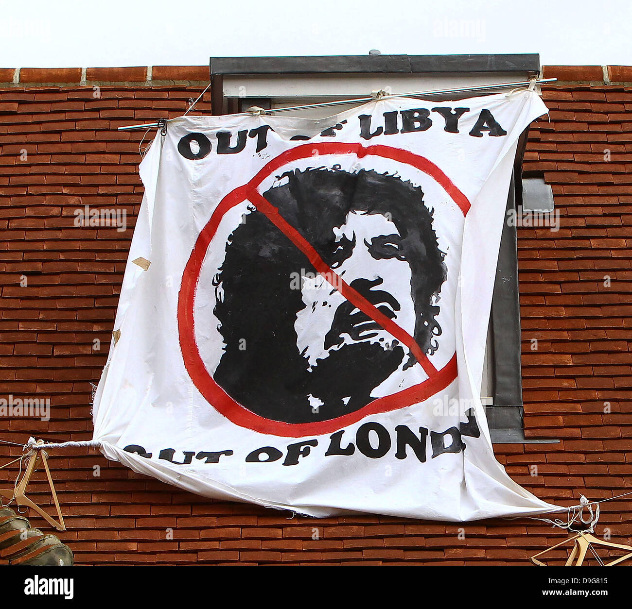 Un groupe de squatters se sont installés dans la maison de Londres de Saif al-Islam Kadhafi, fils du dirigeant libyen Mouammar Kadhafi. Le groupe ont promis de rester en place jusqu'à la propriété de 10 millions de livres à Hampstead Garden Suburb est remis au peuple libyen Londres, Angleterre - 10.03.11 Banque D'Images
