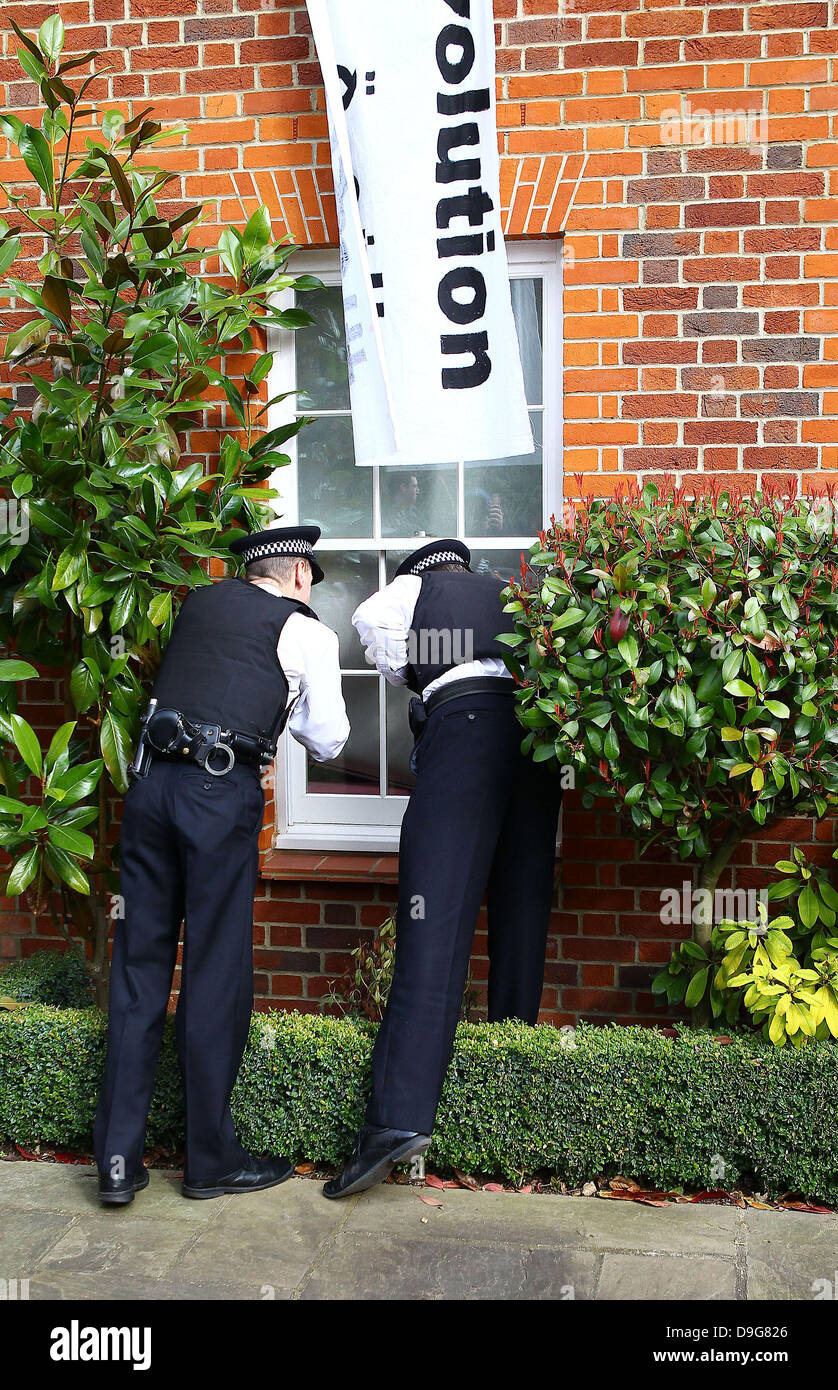 Un groupe de squatters se sont installés dans la maison de Londres de Saif al-Islam Kadhafi, fils du dirigeant libyen Mouammar Kadhafi. Le groupe ont promis de rester en place jusqu'à la propriété de 10 millions de livres à Hampstead Garden Suburb est remis au peuple libyen Londres, Angleterre - 10.03.11 Banque D'Images