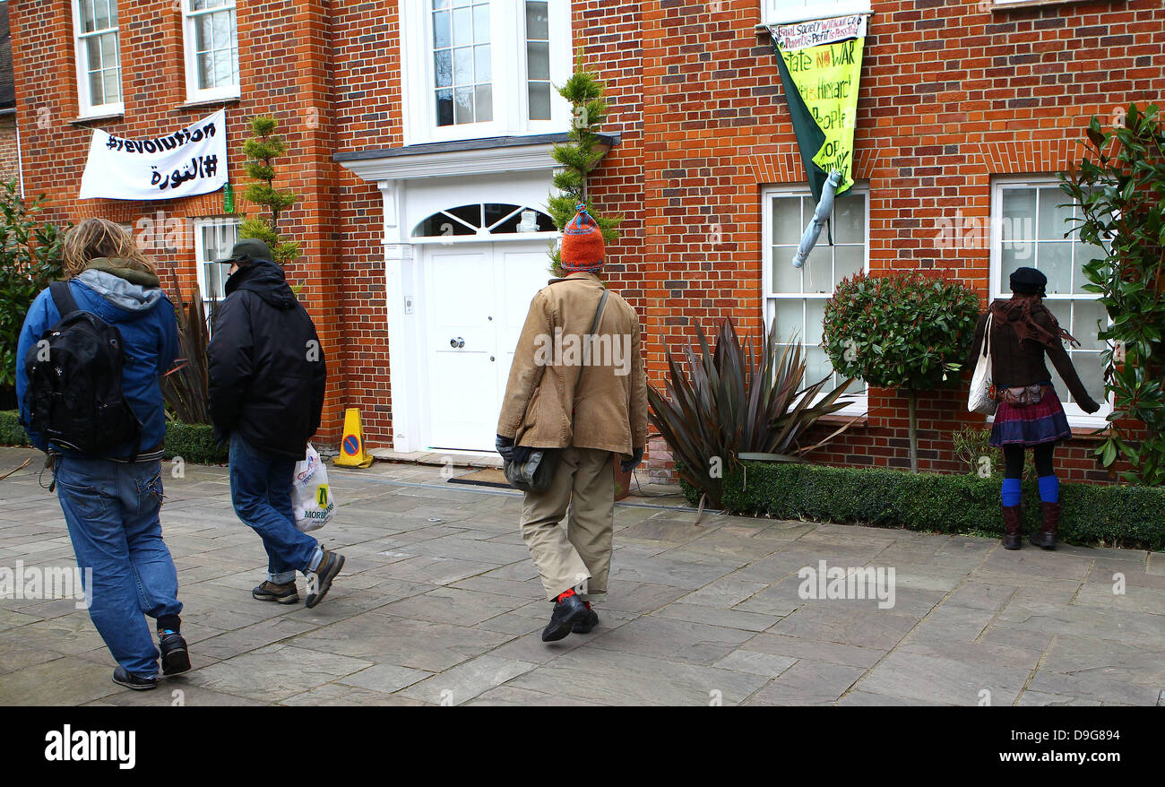Un groupe de squatters se sont installés dans la maison de Londres de Saif al-Islam Kadhafi, fils du dirigeant libyen Mouammar Kadhafi. Le groupe ont promis de rester en place jusqu'à la propriété de 10 millions de livres à Hampstead Garden Suburb est remis au peuple libyen Londres, Angleterre - 10.03.11 Banque D'Images