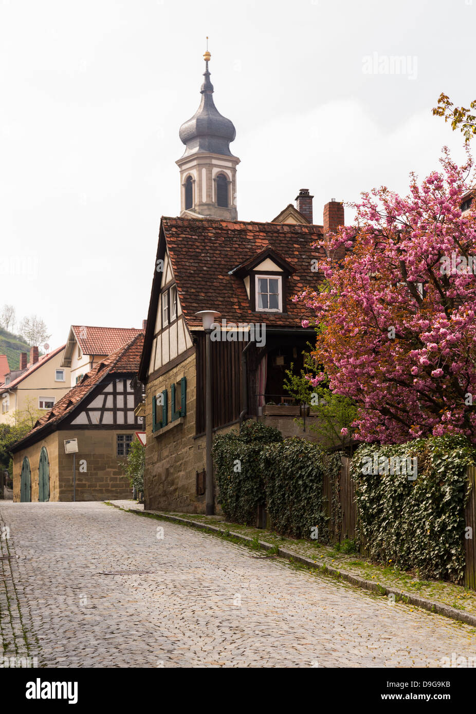 Village-rue à Castell Allemagne montrant l'ancien ornate church et routes pavées Banque D'Images