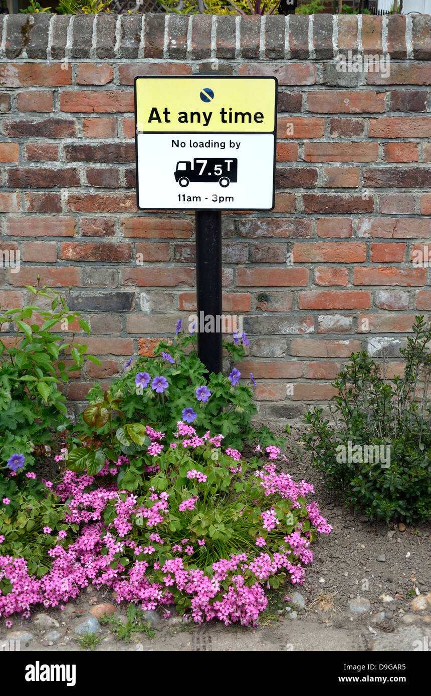 Rye, East Sussex, Angleterre, Royaume-Uni. Signe de la circulation. Pas de chargement par de grands camions, 11h-15h Banque D'Images