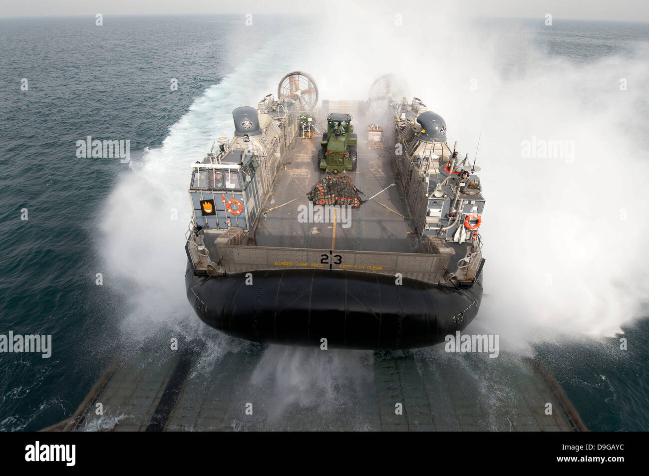 Un landing craft air cushion entre le pont du coffre de l'USS Pearl Harbor. Banque D'Images