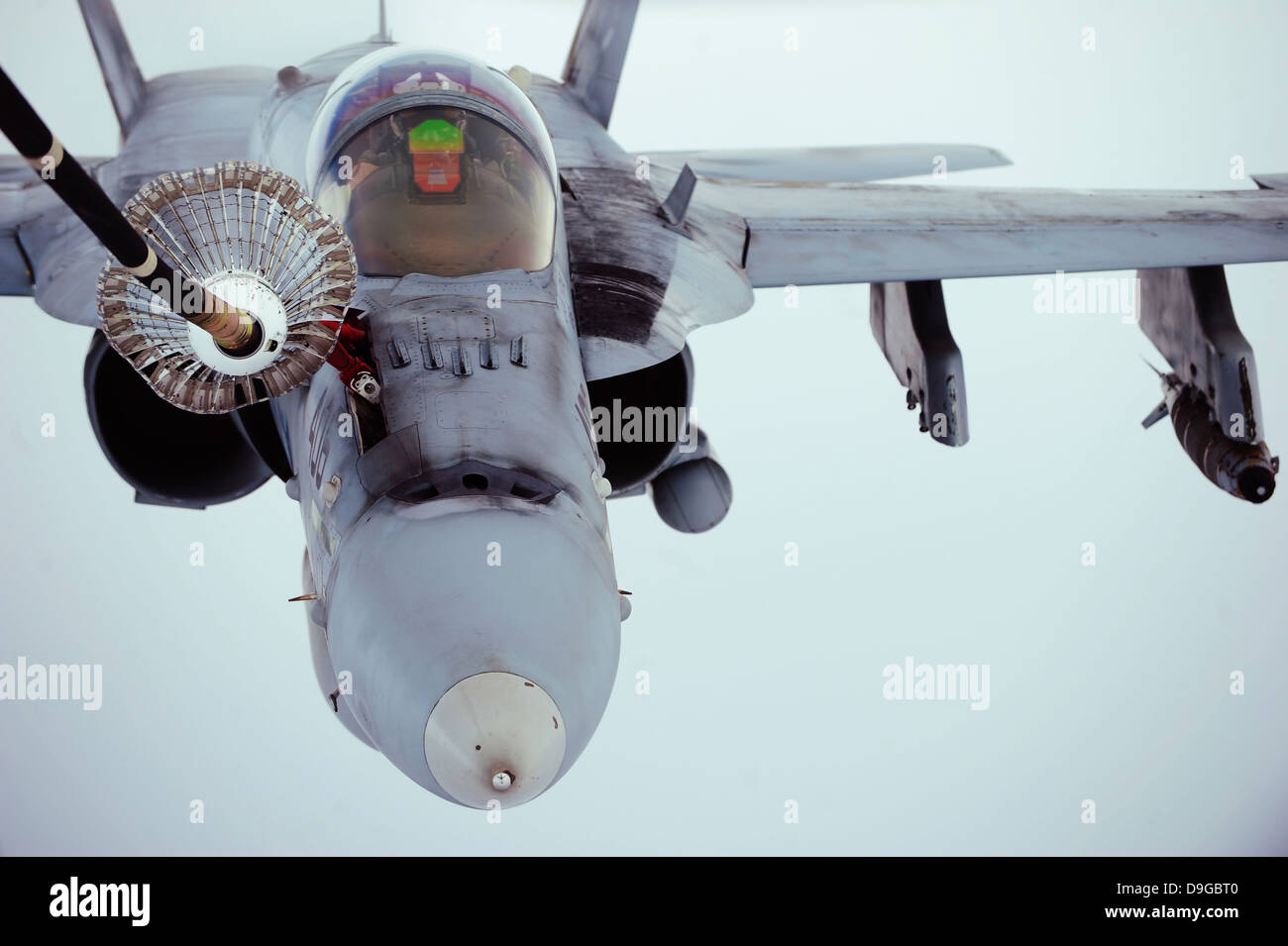 Un F/A-18 Super Hornet reçoit plus de carburant en Afghanistan. Banque D'Images
