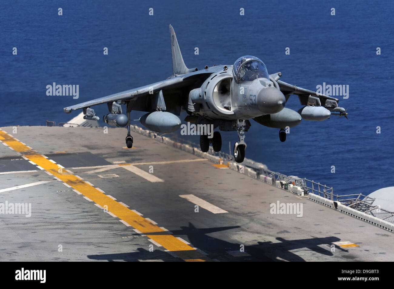 Un AV-8B Harrier jet atterrit sur le pont du USS Essex. Banque D'Images