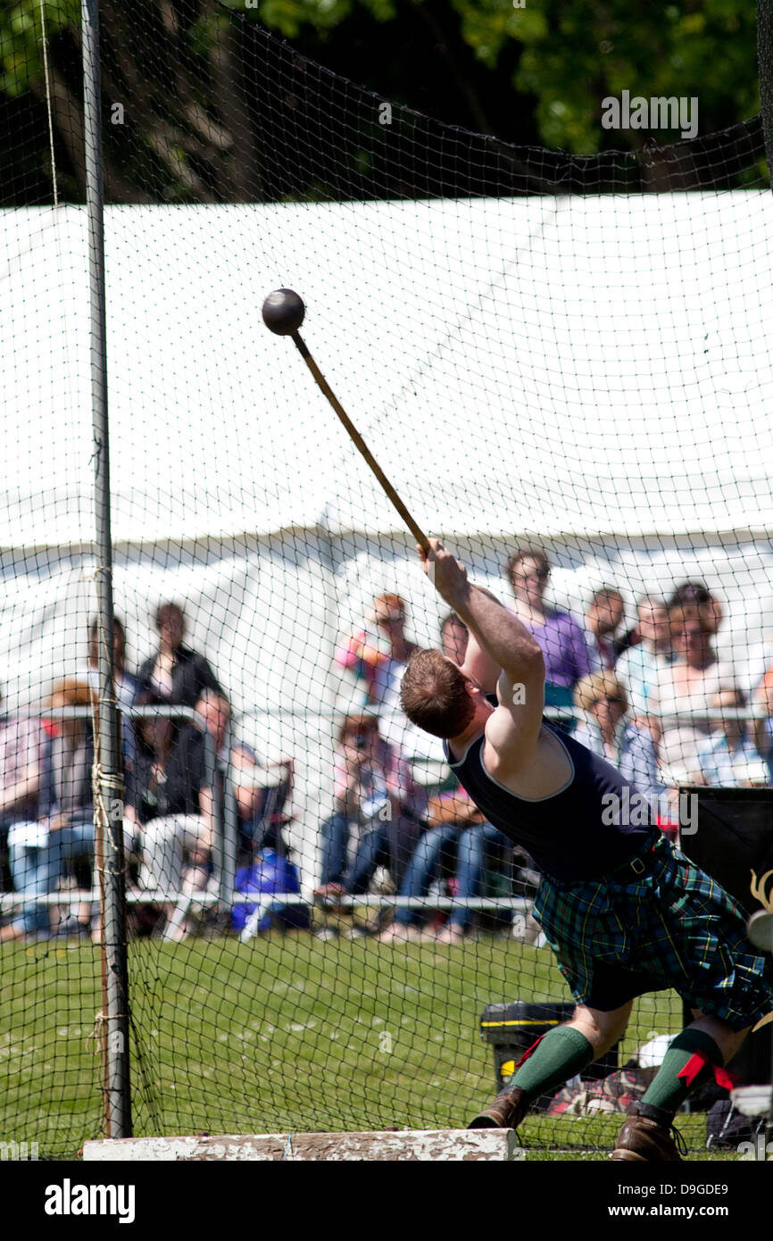 Un concurrent de jeter le marteau de l'Aberdeen Highland Games, 16 juin 2013 Banque D'Images