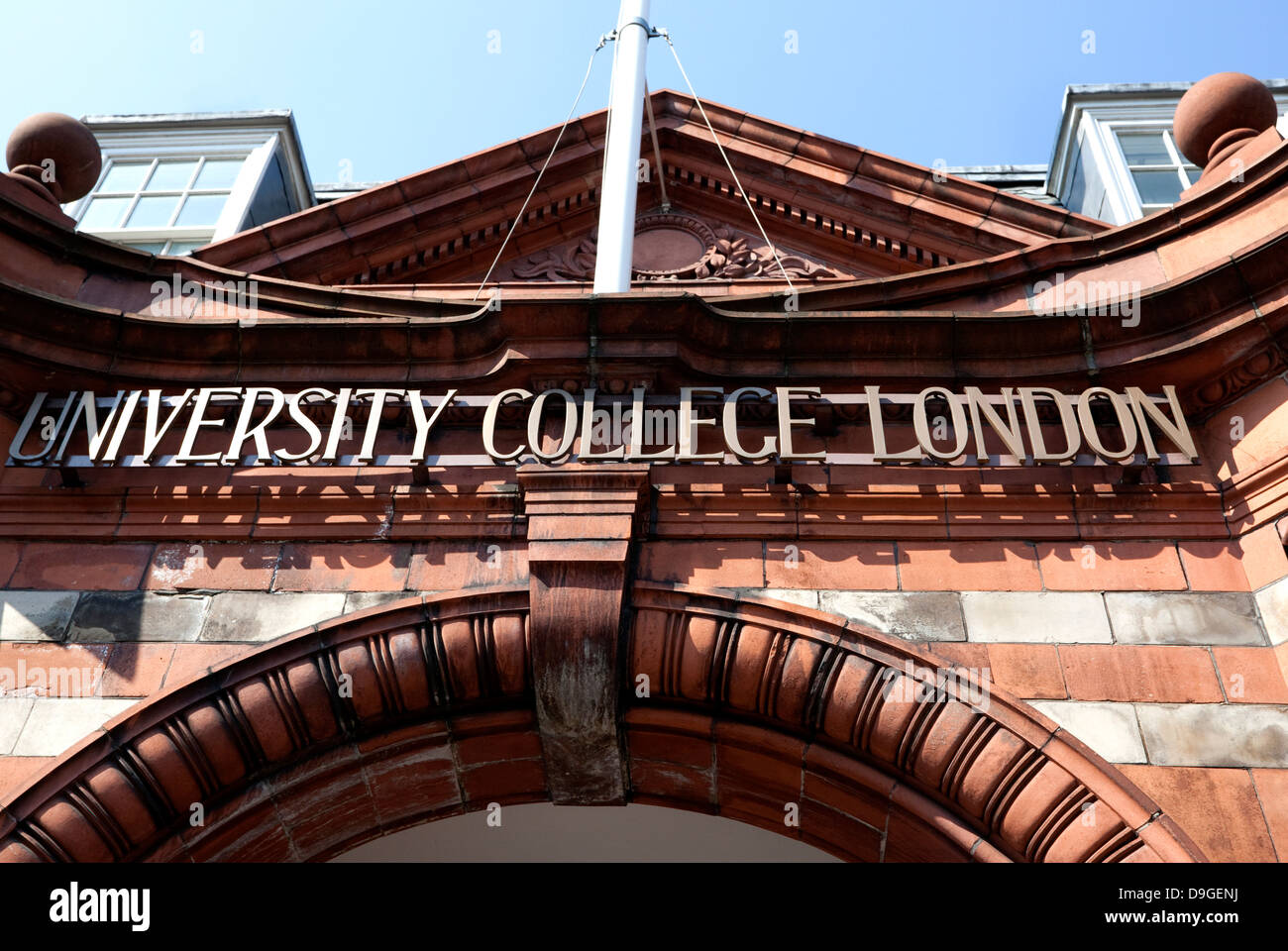 Entrée de bâtiment cruciforme, Univeristy College de Londres qui abrite les services médicaux Banque D'Images