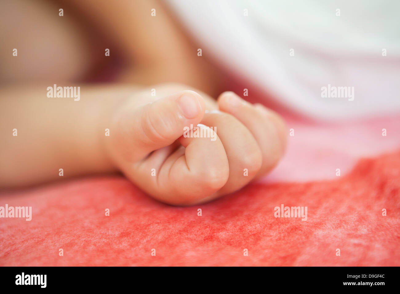 Bébé garçon dormir dans le lit Banque D'Images