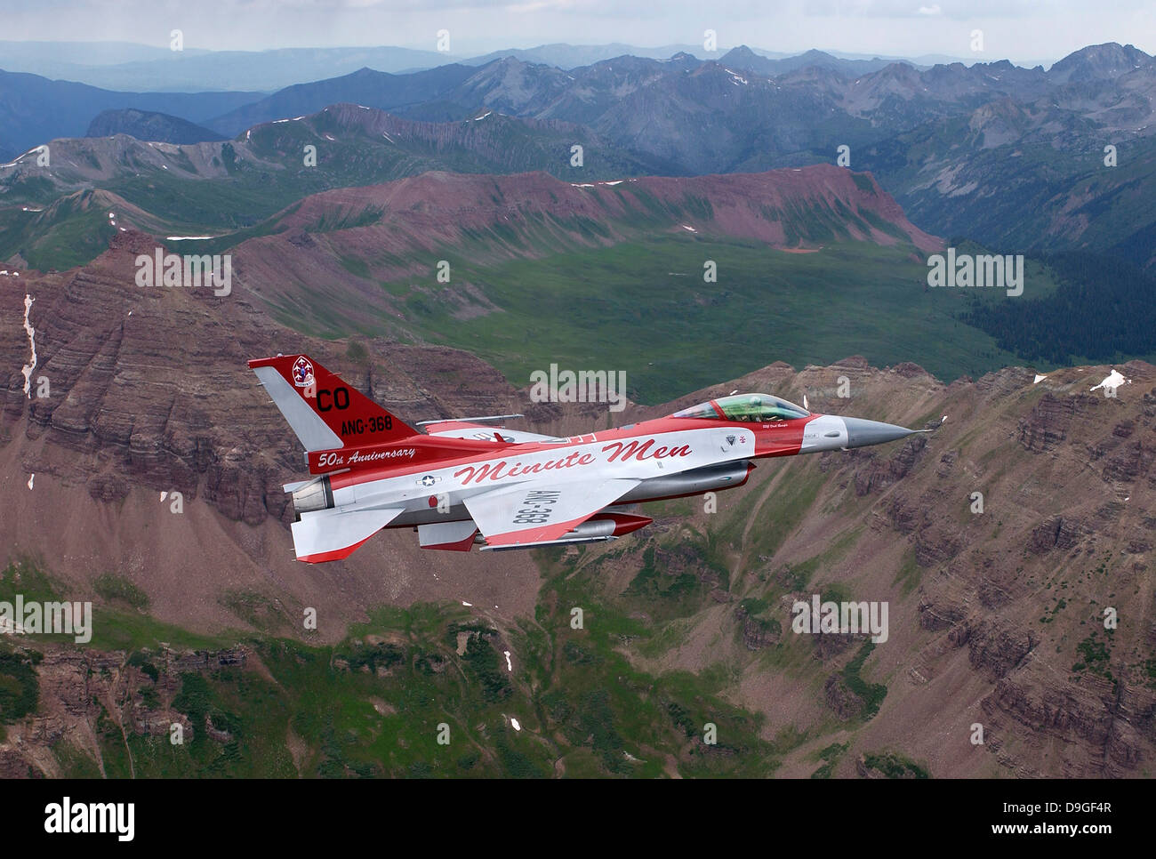 Minute Men des peintures sur un F-16 Fighting Falcon sur Rocky Mountain Vues Banque D'Images