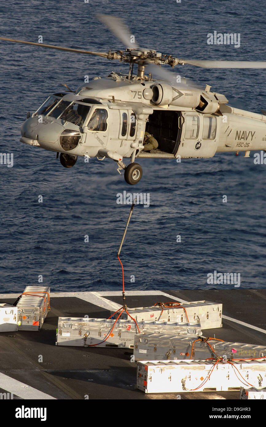 Un MH-60S Seahawk fournit des munitions dans le poste de pilotage de l'USS Theodore Roosevelt. Banque D'Images