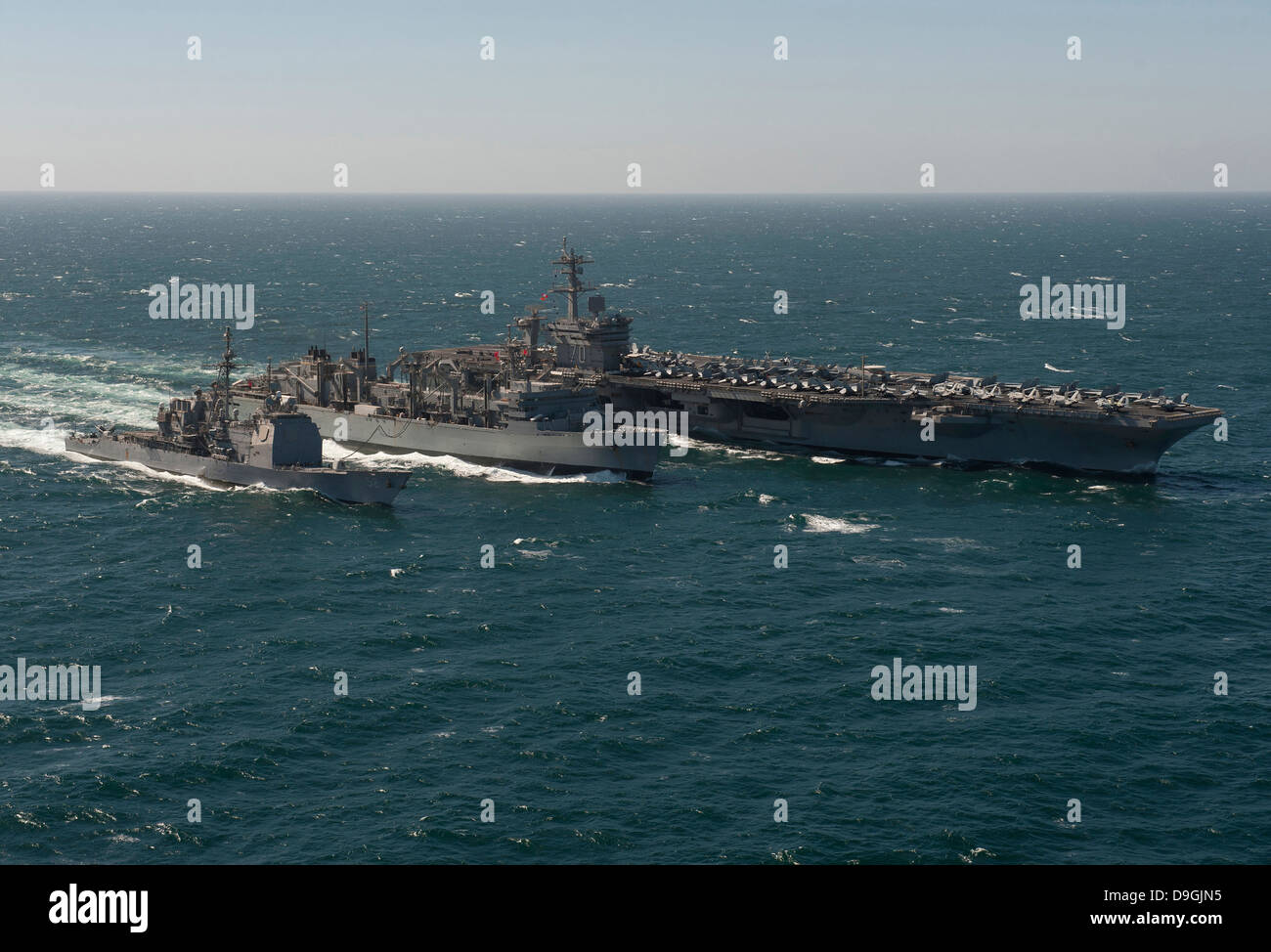 En cours de ravitaillement en mer avec un navire de la Marine américaine dans le golfe Arabo-Persique. Banque D'Images
