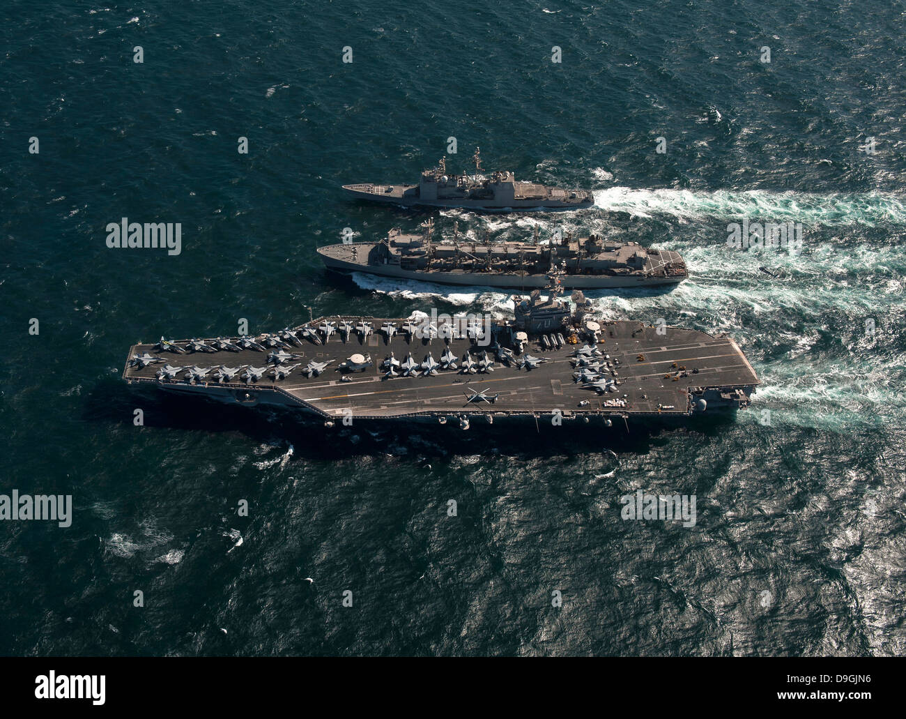 En cours de ravitaillement en mer avec un navire de la Marine américaine dans le golfe Arabo-Persique. Banque D'Images