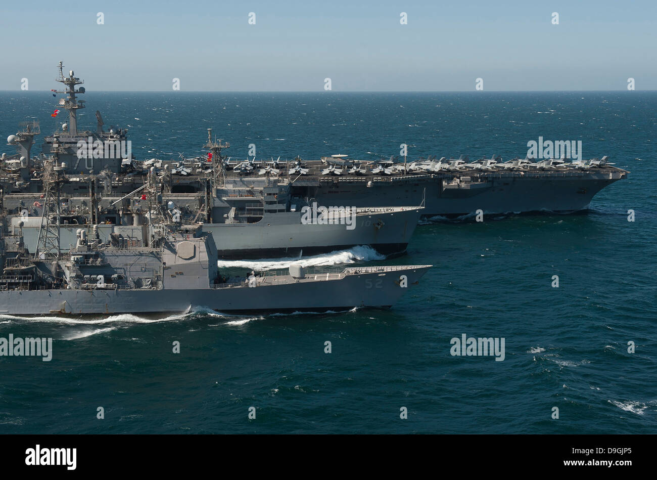 En cours de ravitaillement en mer avec un navire de la Marine américaine dans le golfe Arabo-Persique. Banque D'Images