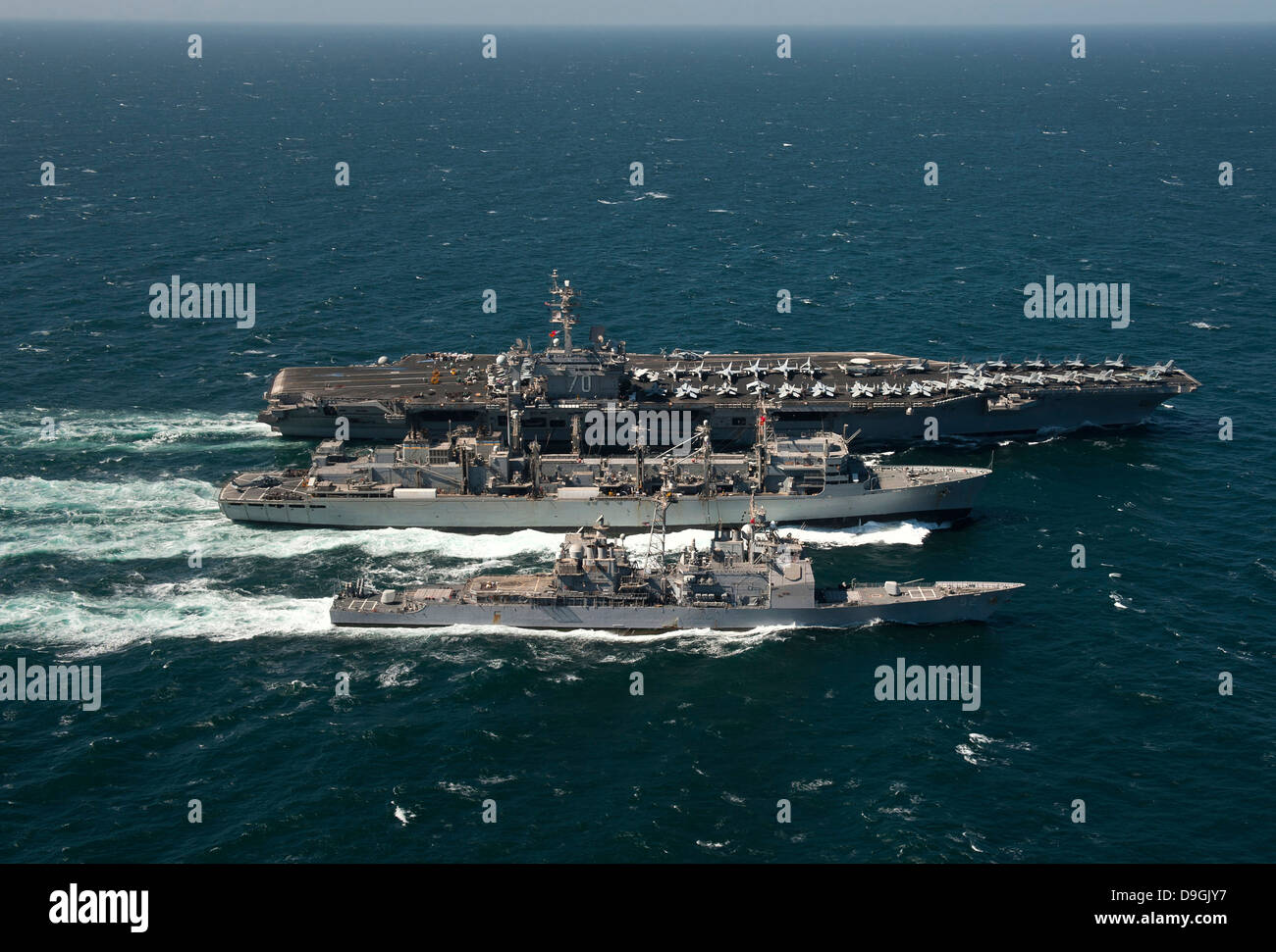 En cours de ravitaillement en mer avec un navire de la Marine américaine dans le golfe Arabo-Persique. Banque D'Images