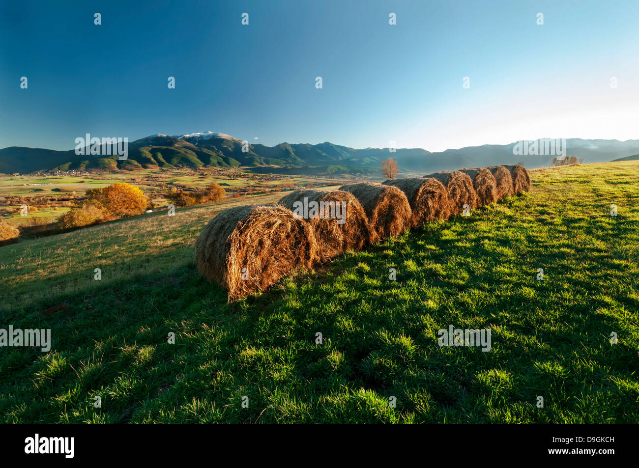- Rural Mountain Scene, balles rondes de foin, Coucher du soleil à la Cerdagne, Pyrénées Orientales, la Baixa Cerdanya Cerdagne (inférieur), Catalogne, Espagne Banque D'Images